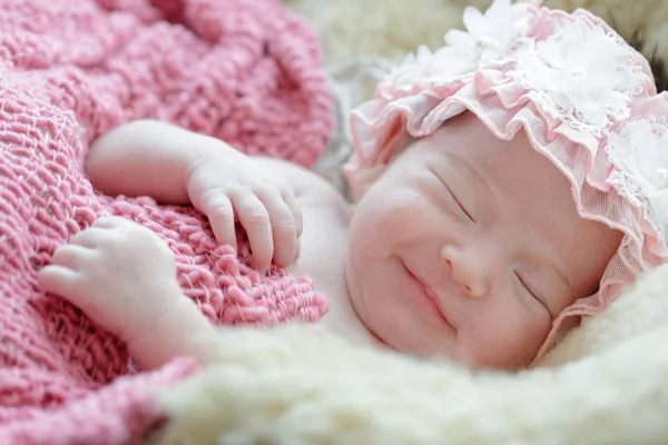 Menina bebê recém-nascido sorrindo em um sonho, bebê recém-nascido menina é dormir — Fotografia de Stock