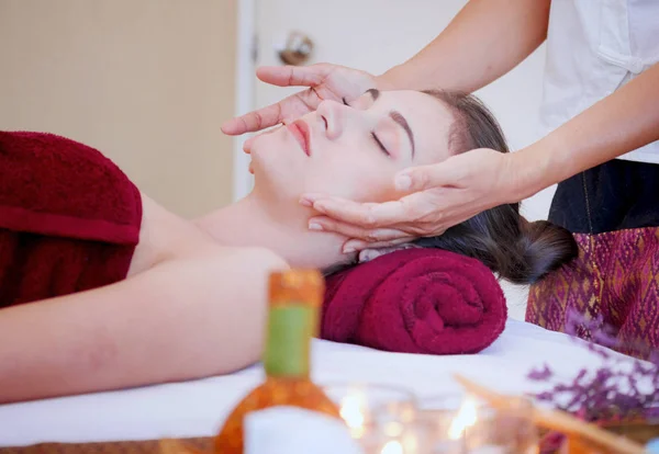 Zbliżenie, młodej kobiety coraz spa masaż twarzy w salonie kosmetycznym. — Zdjęcie stockowe