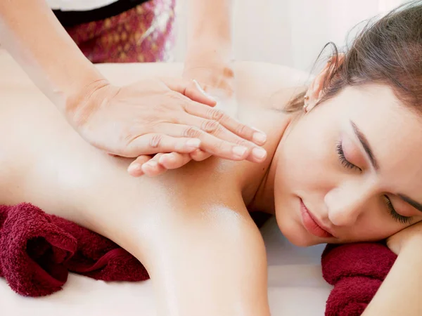 Frau mit Wellness-Körpermassage Behandlung im Wellness-Salon, Massage — Stockfoto