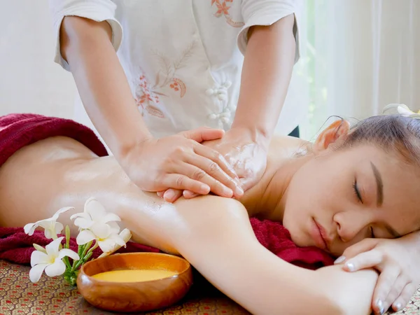 Donna Che Trattamento Massaggio Corpo Spa Nel Salone Spa Massaggi — Foto Stock