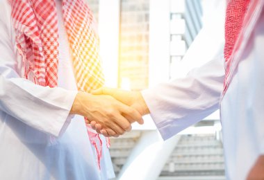 Başarılı Arap Suudi Emirlikleri üzerinden el sıkışan bir işadamı bir 