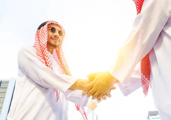 Saudita arabo di successo emirates uomo d'affari stringendo la mano su un — Foto Stock