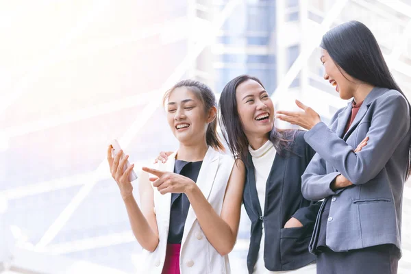 Asiatische Geschäftsfrau Gruppe glücklich online einkaufen mit Tablet in — Stockfoto