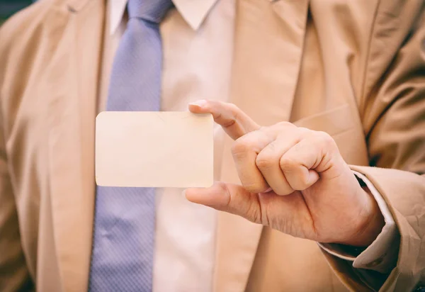 Geschäftsmann mit Visitenkarte — Stockfoto