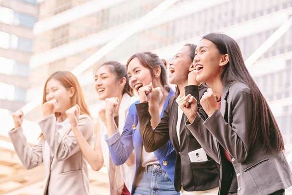 Grup mecaz takım başarı başarı ile kol kaldırdı — Stok fotoğraf