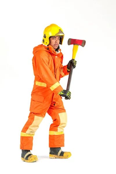 Brandman i uniform och säkerhet hjälm stående hålla yxan fu — Stockfoto