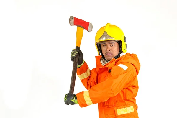 Bombero en uniforme y casco de seguridad de pie sosteniendo hacha fu —  Fotos de Stock