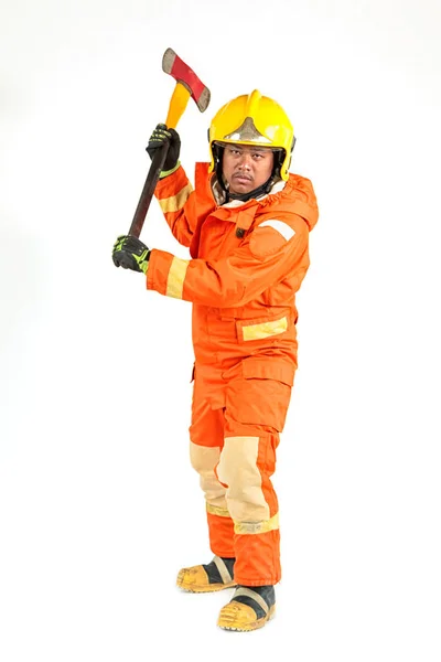 Bombero en uniforme y casco de seguridad de pie sosteniendo hacha fu —  Fotos de Stock