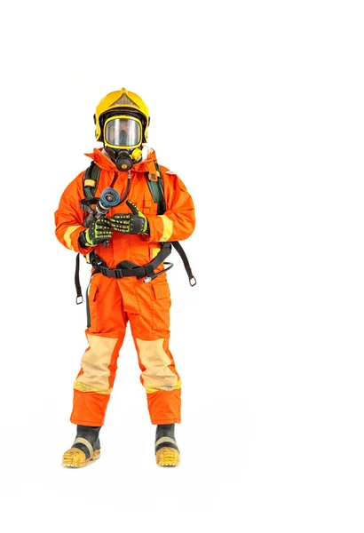 Bombeiro em uniforme e capacete de segurança em pé leng corpo inteiro — Fotografia de Stock