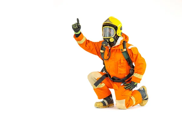 Пожарный в форме и в защитном шлеме стоит на месте. — стоковое фото