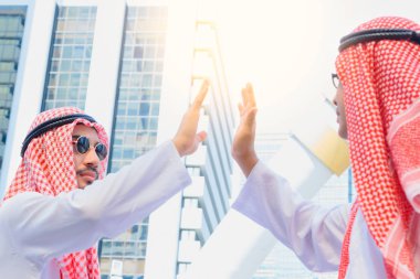 Onun iş için yüksek beş veren Dubai Suudi işadamı