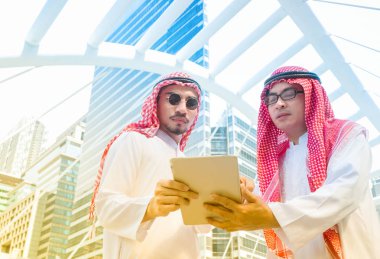 Yeni proje ile tartışan iki Arap Emirlikleri Suudi işadamı 