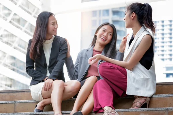 Grupo de empresários diversos sorrindo durante uma reunião — Fotografia de Stock