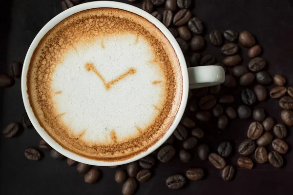 Hora do café, xícara de cappuccino fresco com sinal de relógio . — Fotografia de Stock