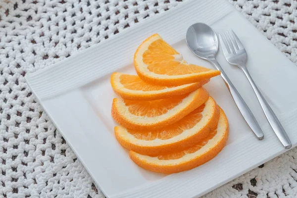 Orangenscheibe auf weißem Teller, Diätkost. — Stockfoto
