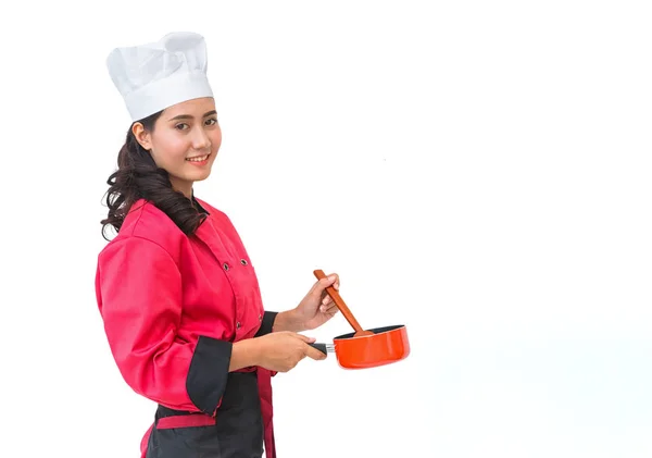 Uśmiechnięty kucharz Kobieta w czerwonym mundurze gospodarstwa naczynia do gotowania — Zdjęcie stockowe