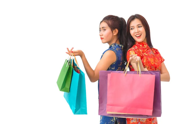 Asian women wearing traditional Cheongsam clothes holding shoppi — Stock Photo, Image