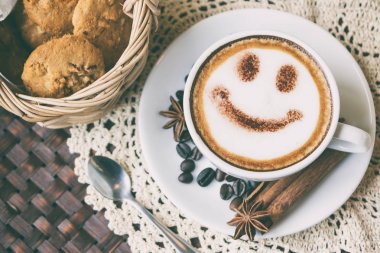 Latte sanat kahve, vintage tarzı çizim gülümsemek yüz