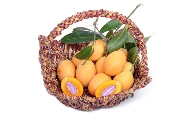 Маріан Слива і манго Слива в кошику — стокове фото