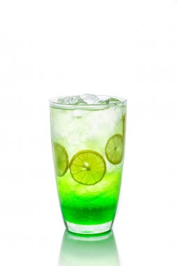 Beyaz zemin üzerine limon İtalyan soda