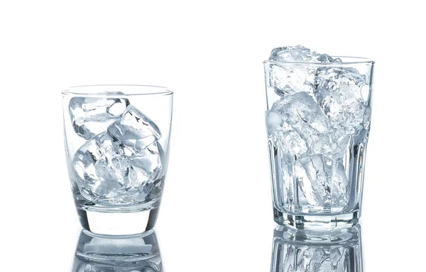 Vidro vazio com cubos de gelo no fundo branco — Fotografia de Stock