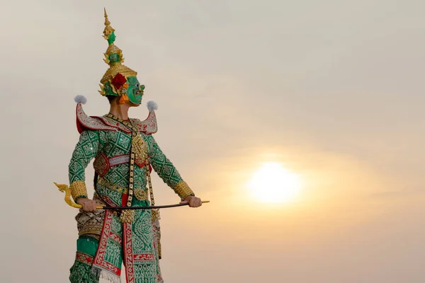 Khon es el arte tradicional de danza dramática de tailandés clásico enmascarado fro — Foto de Stock
