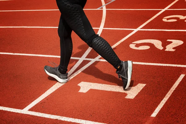 Αθλητικά γυναικεία πόδια και παπούτσια για τρέξιμο αθλητισμού γυναίκας τζόκινγκ κατά μήκος του — Φωτογραφία Αρχείου