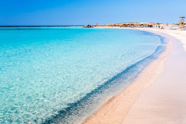 Água limpa na praia de Elafonisi. Creta. Grécia . — Fotografia de Stock