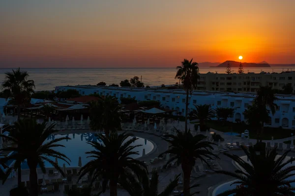 Lege hotelterrein bij dageraad. Griekenland. Crete. Stockfoto