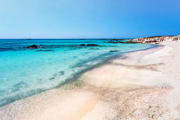 People sunbathing on the beach of Elafonissi. Crete. Greece. — Stock Photo, Image