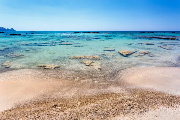 Stânci în apă pe plaja Elafonissi. Creta. Grecia . — Fotografie, imagine de stoc
