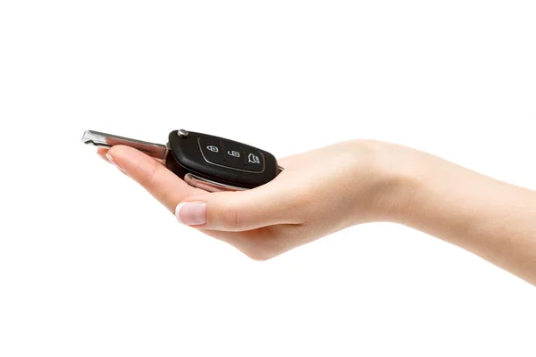 Γυναικείο χέρι κρατά τα κλειδιά του αυτοκινήτου σε άσπρο φόντο. — Φωτογραφία Αρχείου