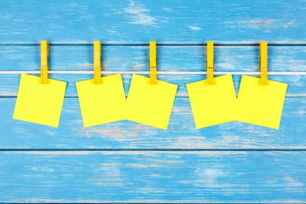 Sárga clothespins egy kötelet, öt kártya — Stock Fotó