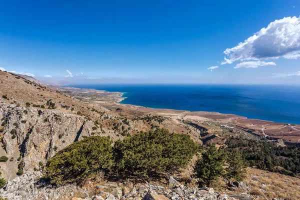 地中海とギョクチェアダ島渓谷。ギリシャ。クレタ島. — ストック写真