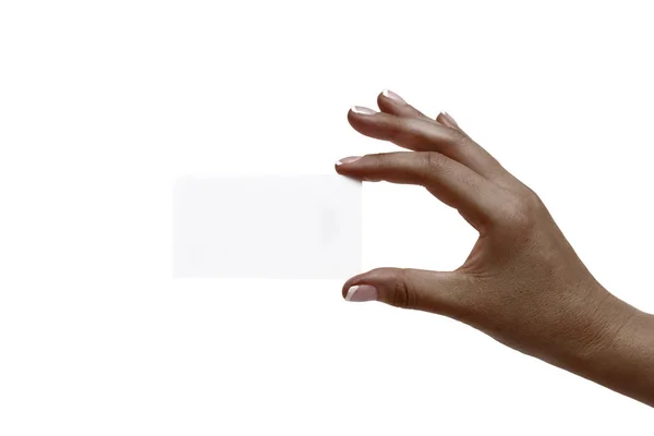 A mão da mulher africana segura o cartão branco em um fundo branco . — Fotografia de Stock