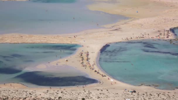 Menschen sonnen sich auf der Lagune von Balos. Beton. Griechenland. — Stockvideo