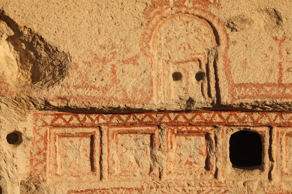 Peinture rupestre dans une grotte en Cappadoce au coucher du soleil . Images De Stock Libres De Droits