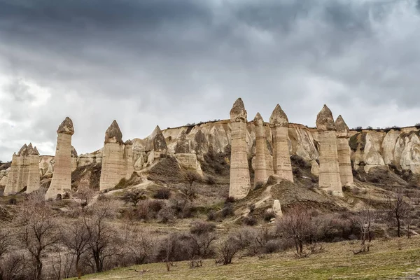 Tons agudos das montanhas na Capadócia no inverno. Turquia . — Fotografia de Stock