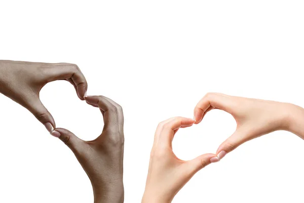 Africanas y blancas manos femeninas muestran el corazón sobre fondo blanco . — Foto de Stock