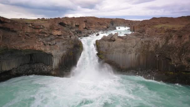 Aldeyjarfoss vattenfall på Island — Stockvideo