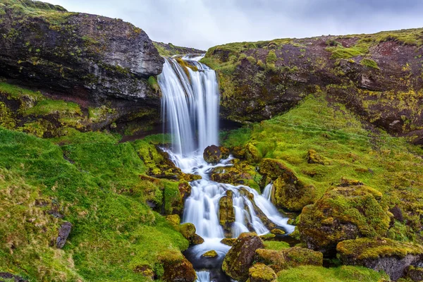 Piccola bella cascata in Islanda — Foto Stock