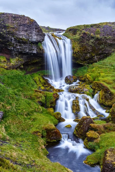 Bella cascata in ghiandaia — Foto Stock