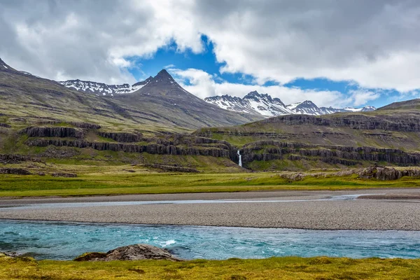 Пейзаж под облачным небом в Исландии — стоковое фото