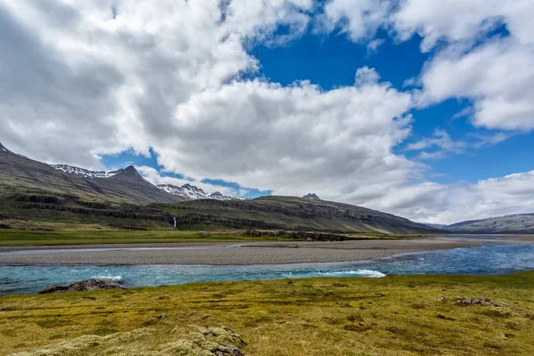 Landschaft unter bewölktem Himmel in Island — Stockfoto