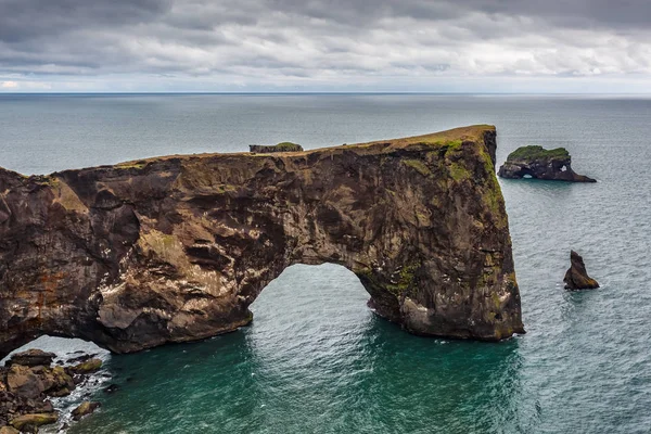 Dyrholaey rock na plaży Vik — Zdjęcie stockowe