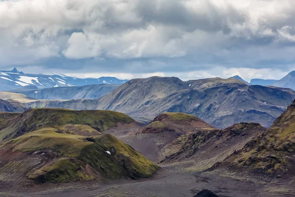 Le cime delle montagne, sotto un cielo nuvoloso in Islanda — Foto Stock