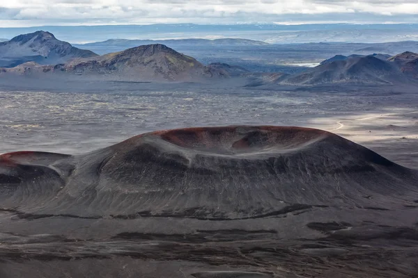 アイスランドの山の背景に火山の噴火口 — ストック写真