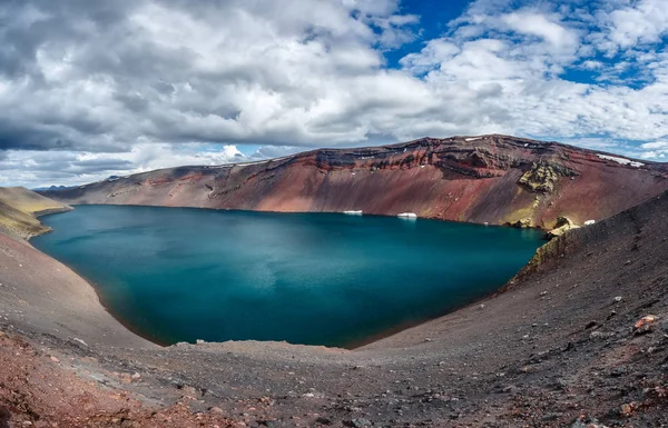 火山の火口の湖 Ljotipollur — ストック写真