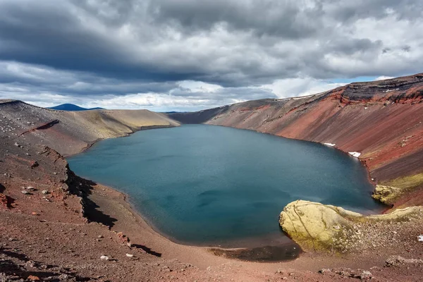 火山の火口の湖 Ljotipollur — ストック写真