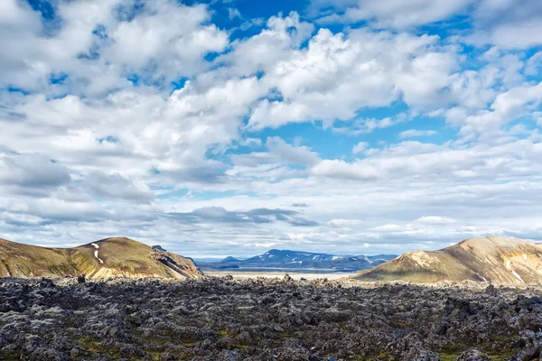 Góry i pola lawy w dolinie Landmannalaugar w Islandii — Zdjęcie stockowe